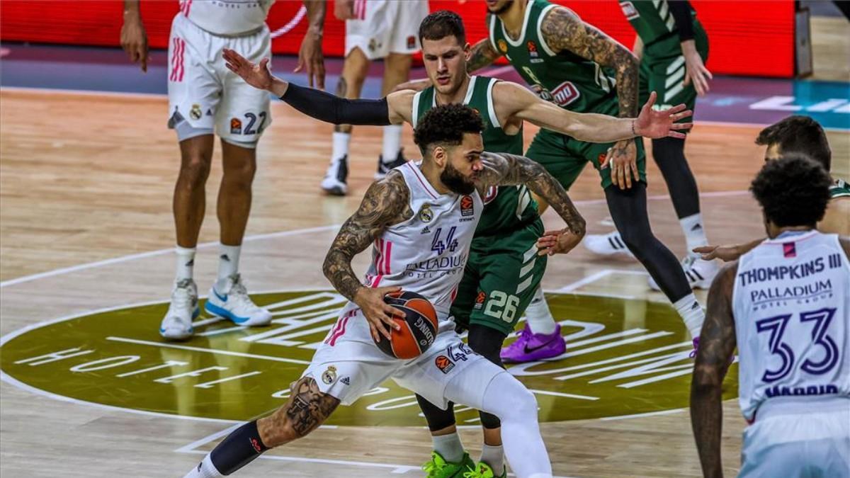 Jeff Taylor en un partido de Euroliga frente a Panathinaikos