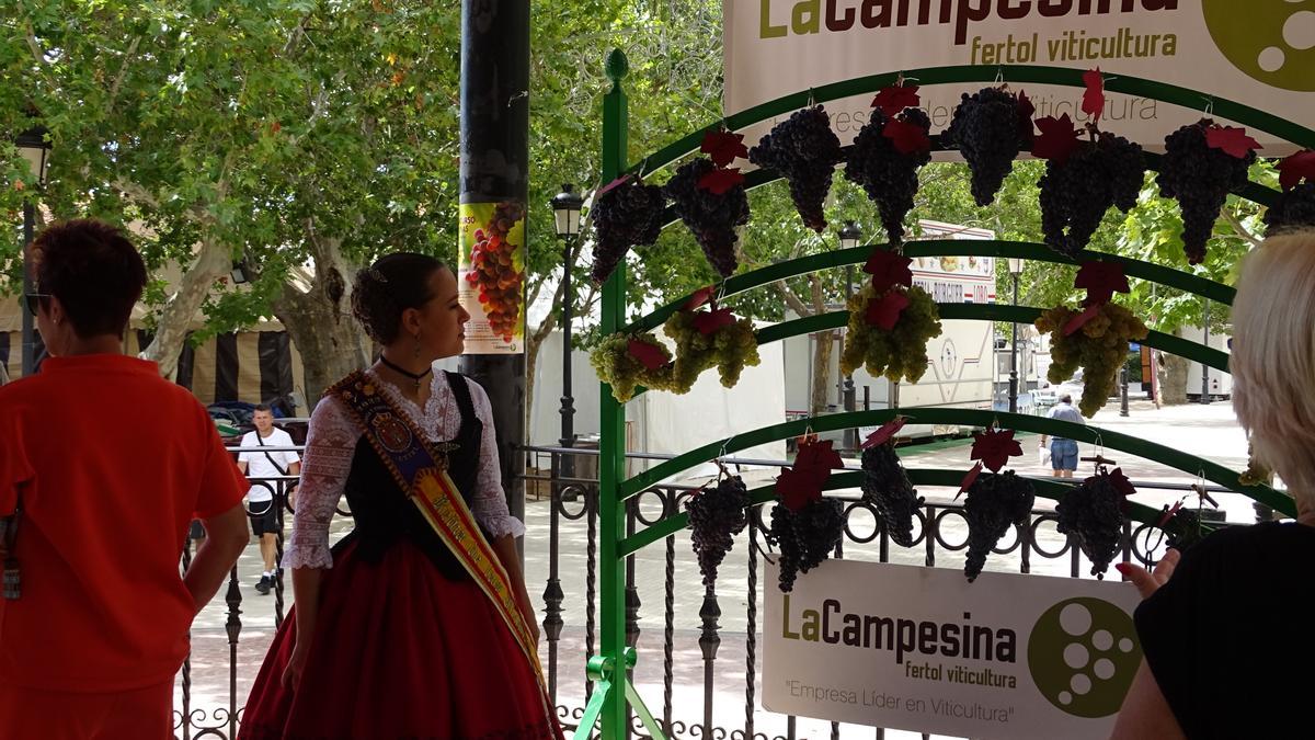 La reina de la Feria de Utiel junto a las variedades expuestas