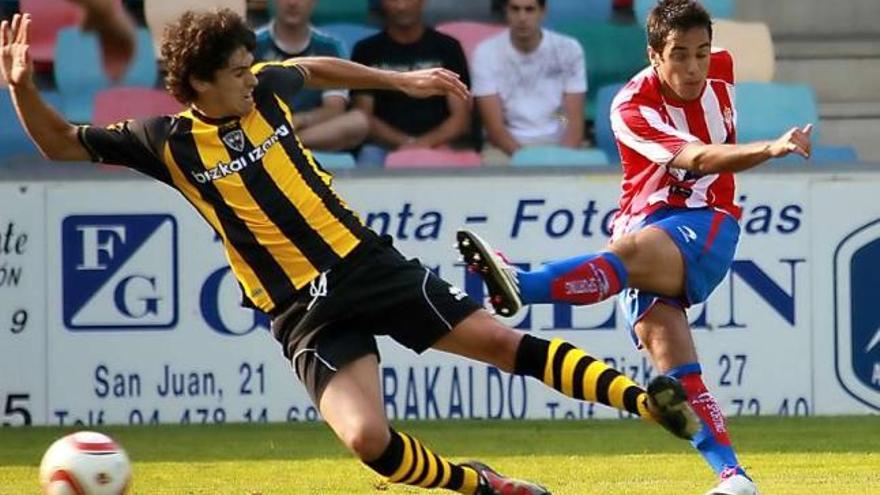 Borja Navarro, en su etapa con el Sporting B, realiza un disparo a portería en un partido contra el Barakaldo.
