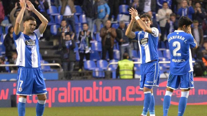 Lucas, Mosquera y Juanfran agradecen el apoyo del público a la conclusión del partido contra el Atlético.