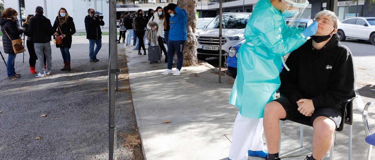 Una sanitaria lleva a cabo una PCR a un joven en Ibiza, en una imagen de archivo.