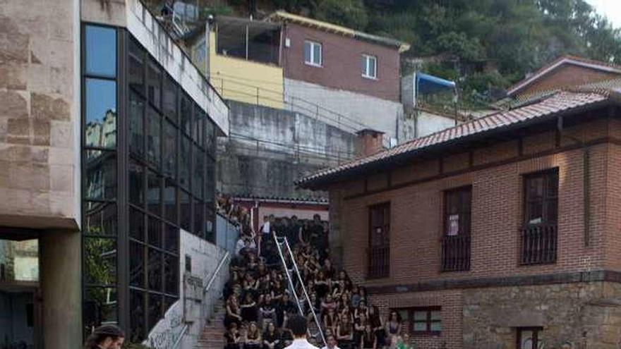 Un concierto de fin de curso frente al Conservatorio.