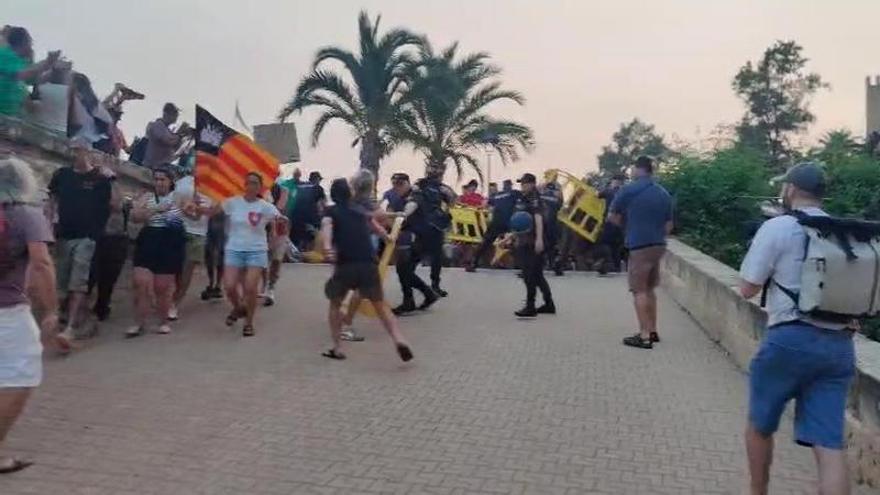 Schubsen-und-Schl-ge-mit-dem-Stock-Die-Nationalpolizei-und-die-Demonstranten-beim-Protest-gegen-das-Tourismusmodell-auf-Mallorca-geraten-aneinander
