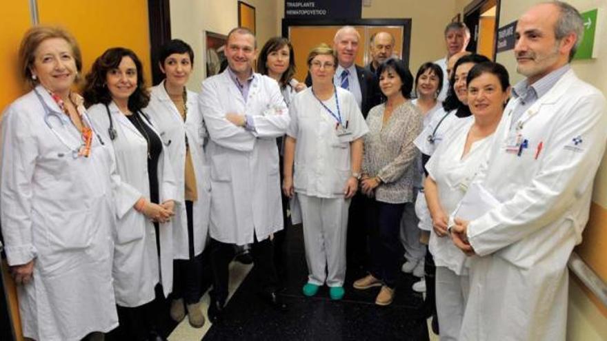 Los miembros del equipo de trasplante y las autoridades sanitarias. De izquierda a derecha, Consuelo Rayón, Soledad González, Ana J. González, Carlos Vallejo, Ana P. González (todos ellos médicos), María Luisa White (auxiliar de enfermería), Faustino Blanco, Jaime Rabanal (gerente del área sanitaria de Oviedo), Emilia Mayor (secretaria), María José Quintana (enfermera), Antonio Álvarez (director de asistencia sanitaria del área sanitaria), José A. Carvajal (supervisor), Carmen Antuña (médica residente), Eva Baniela (enfermera) y Miguel Rodríguez (director del HUCA). | nacho orejas