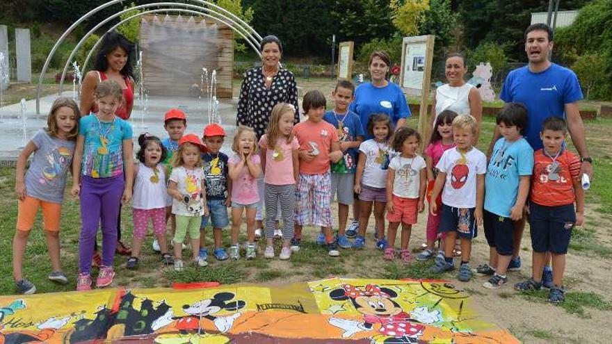 La alcaldesa, junto a varios niños en el parque del agua. // FdV