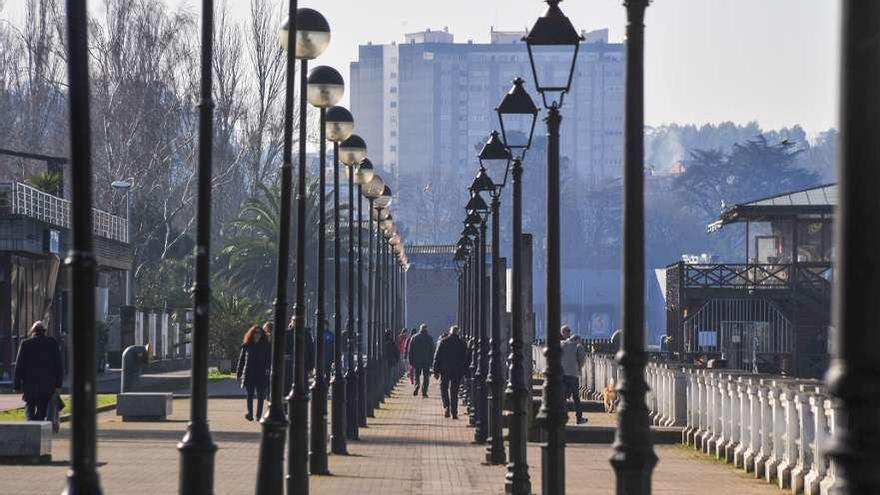 El paseo costero del Puerto de Vilagarcía con doble fila de farolas. // Iñaki Abella