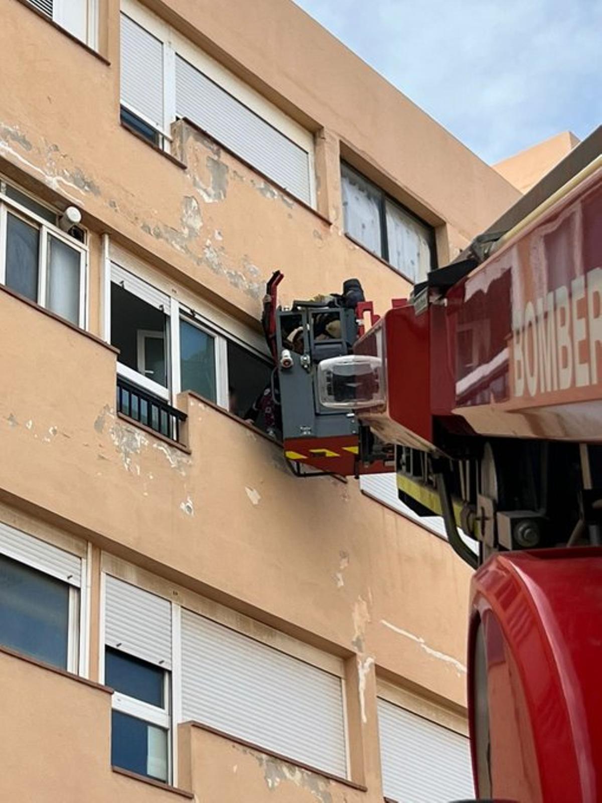 Los bomberos rescatan a un vecino de un balcón