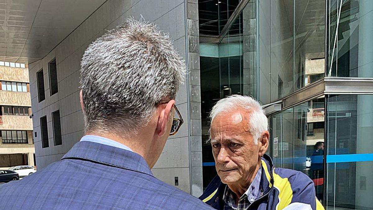 Roberto Álvarez, padre de la menor, conversa con su abogado, Gabriel Cueto.