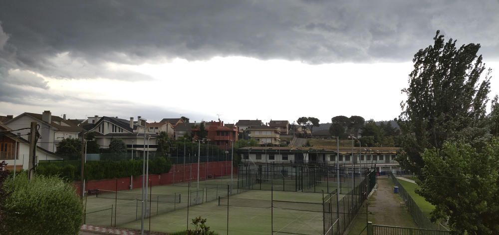 Tempesta. Els núvols de tempesta van cobrir el cel en un moment per deixar caure un aigua