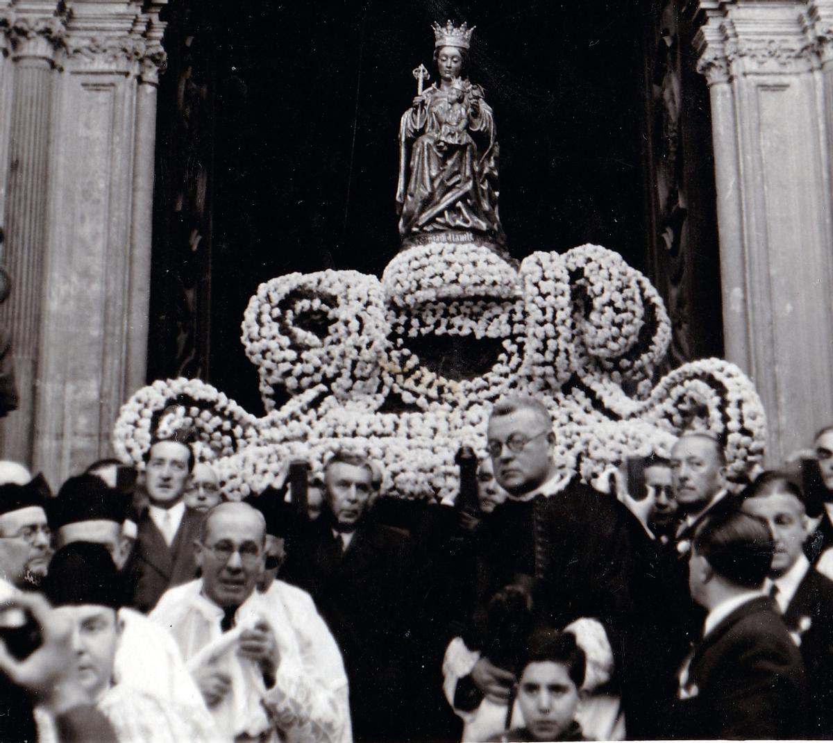 Francisco García Almendro, hermano mayor de la Victoria, porta el trono de la Patrona el día de su coronación.
