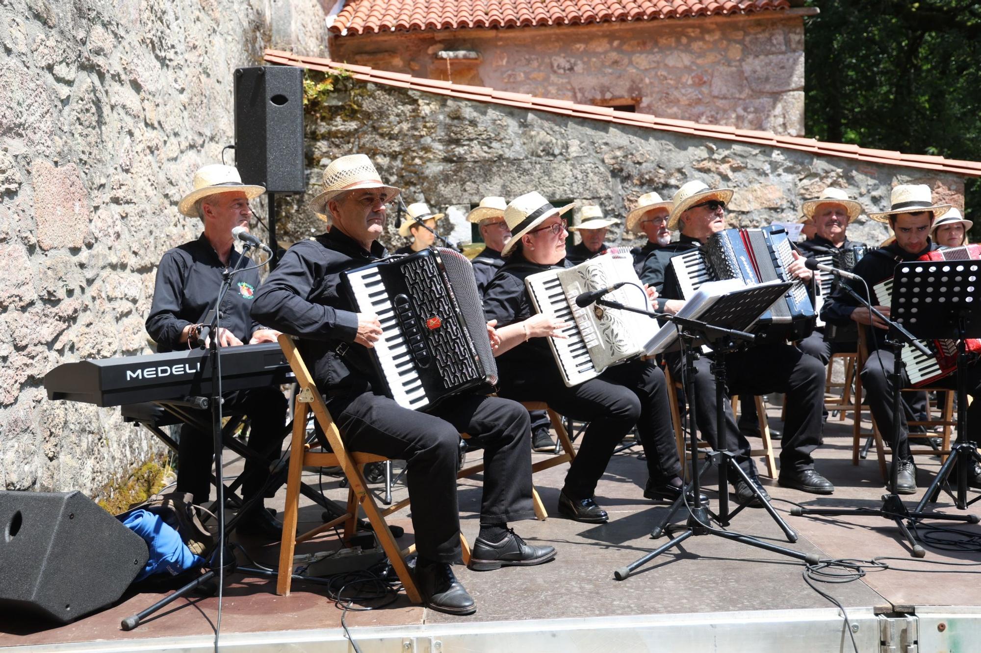 Así se vive la tradicional romería de San Cibrán en Catoira.