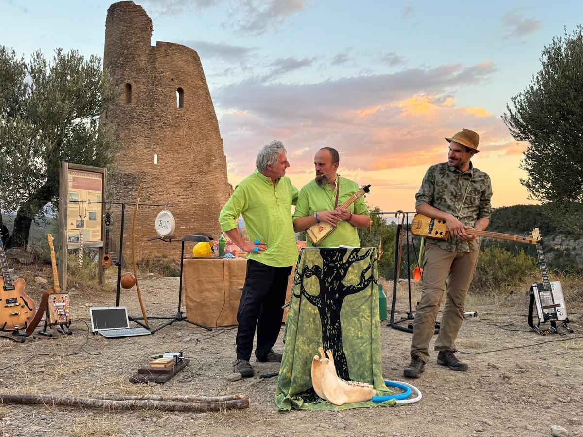 Los miembros de Mosicaires con algunos de sus instrumentos reciclados