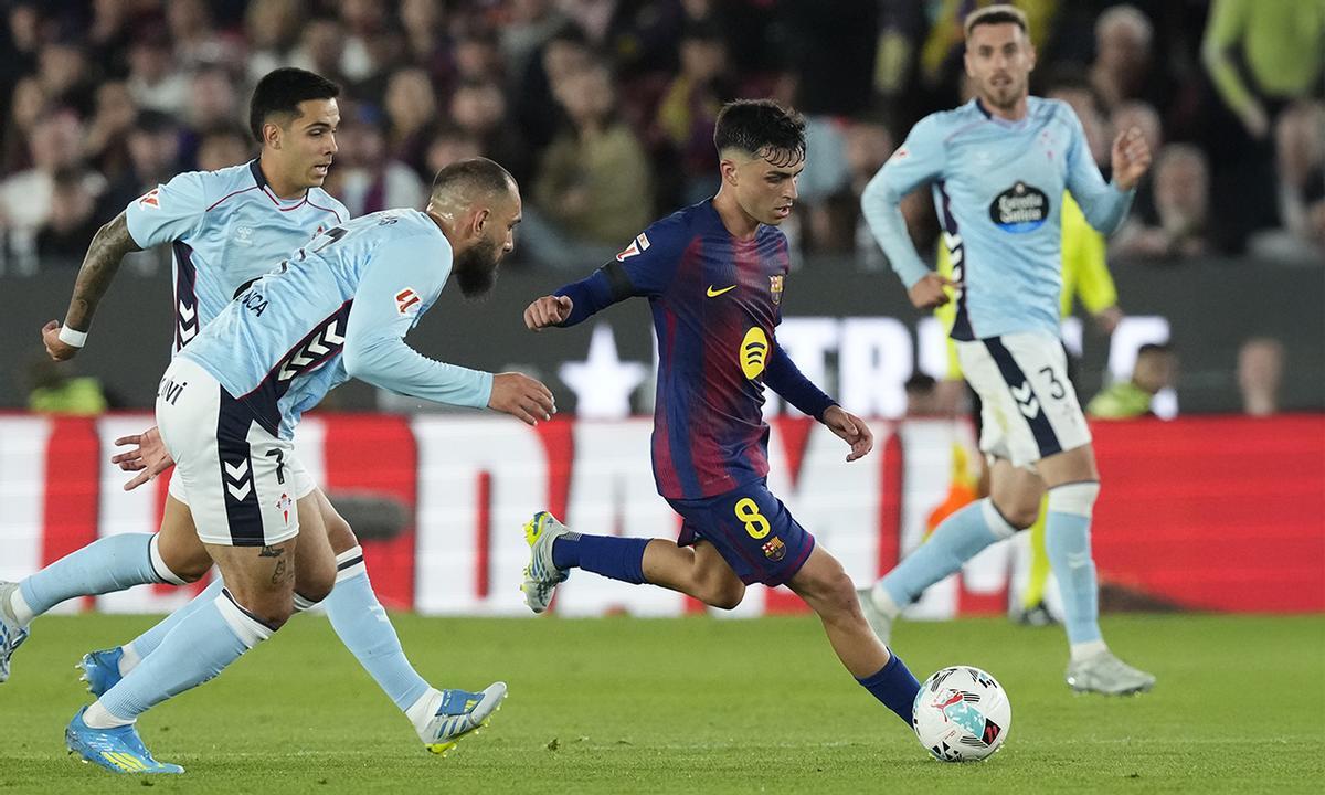 Borja Iglesias, Sotelo y Mingueza rodean a Pedri, del Barcelona, el miércoles en el Camp Nou.