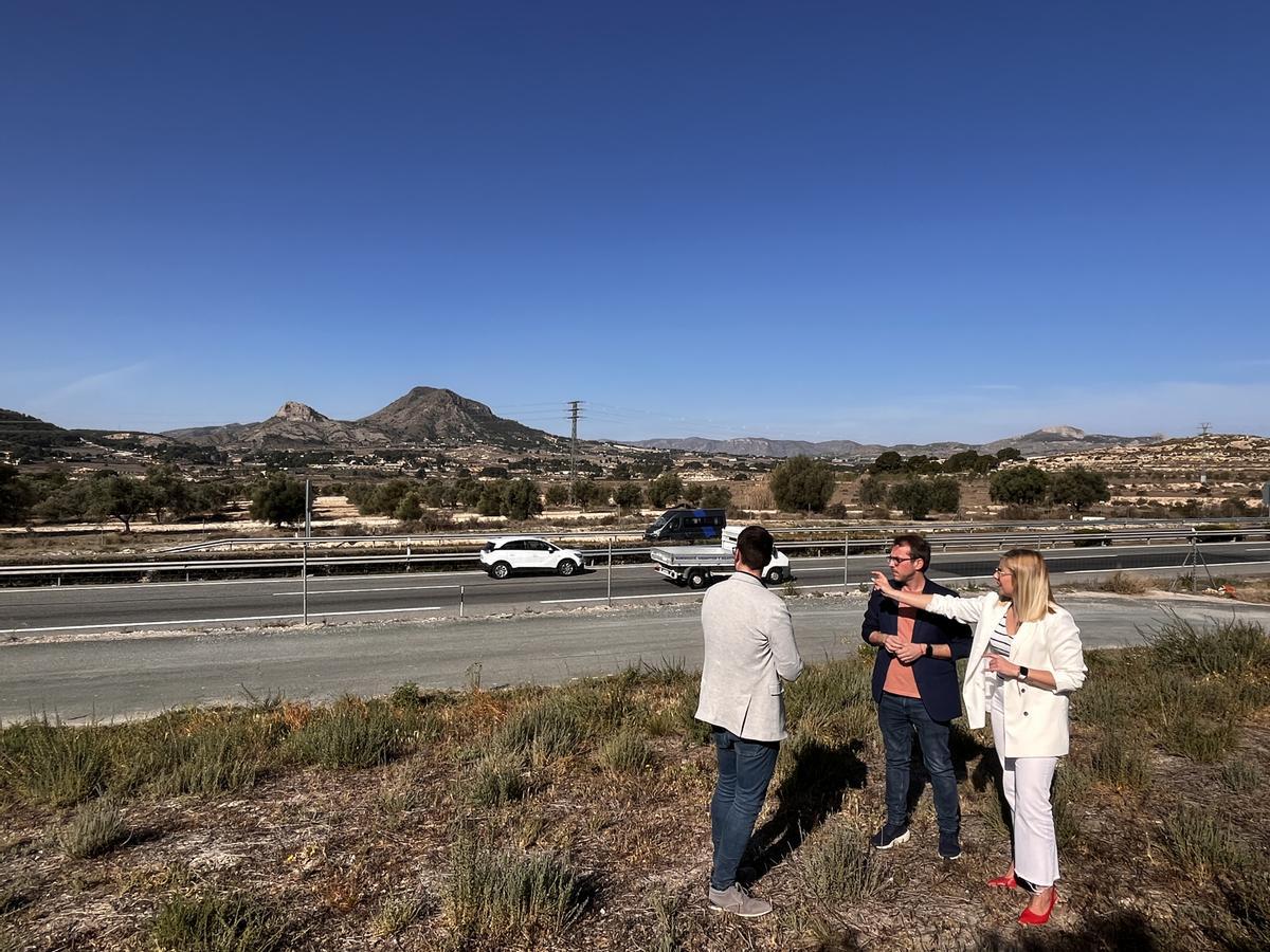 La alcaldesa de Petrer, Irene Navarro, con los concejales de Desarrollo Económico y Urbanismo, David Morcillo y Fernando Portillo, ante la futura Área Industrial Avanzada La Cantera de Petrer.