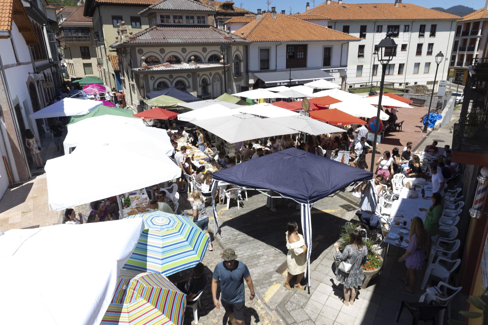 Grado hasta la bandera: lleno total en la comida en la calle de la villa moscona, más multitudinaria que nunca