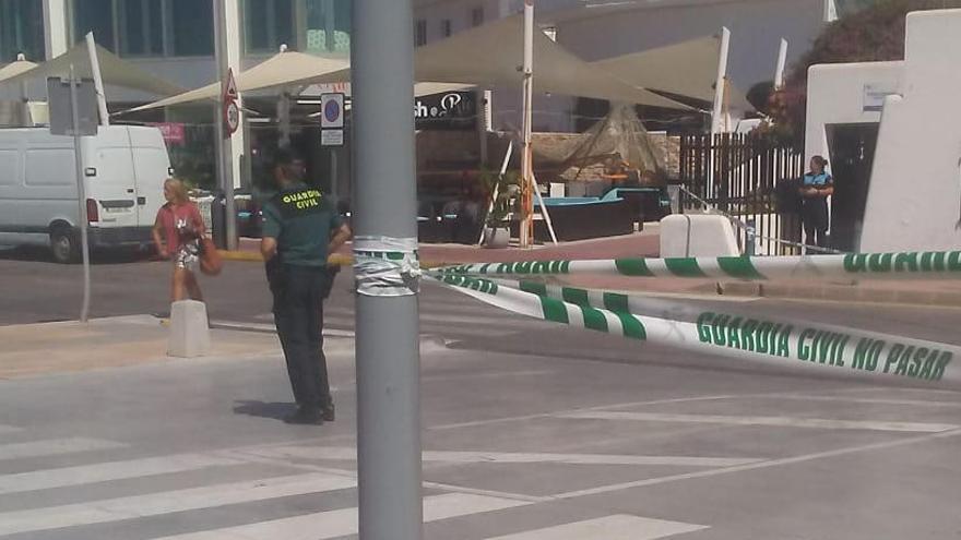 En estos momento la Guardia Civil mantiene el puerto acordonado.