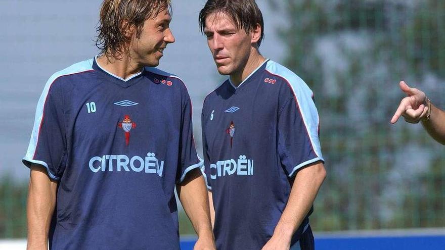 Alexander Mostovoi, con Berizzo, en un entrenamiento en A Madroa en 2003 cuando ambos eran jugadores del Celta. // Ricardo Grobas