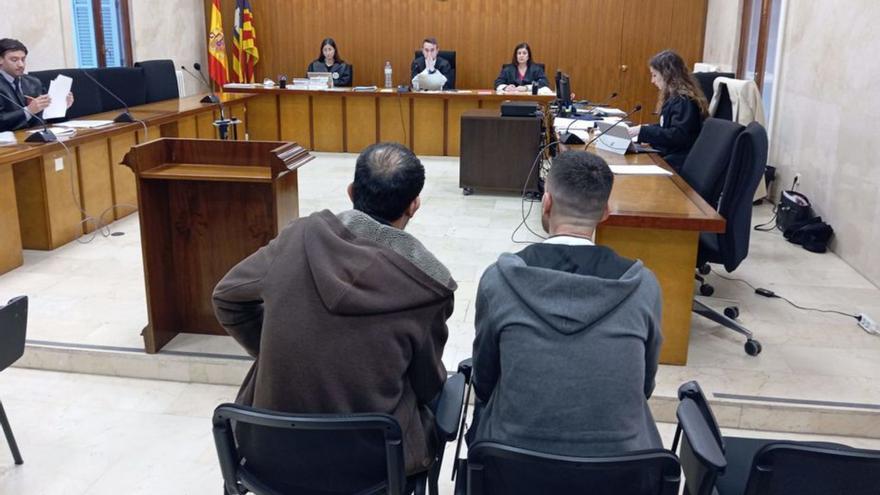 Los acusados, ayer durante el juicio en la Audiencia. | M.O.I.