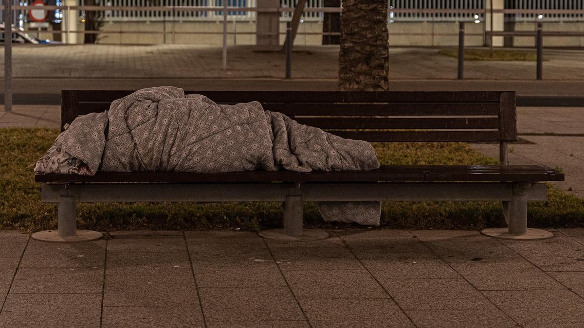 Tres joves agredeixen i roben un avi sense llar als voltants de la plaça d’Espanya