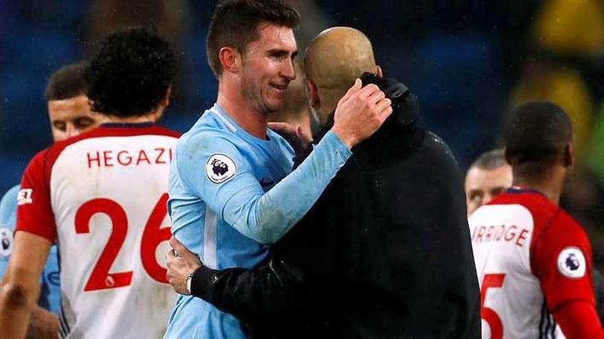 Laporte abraza a Guardiola a la conclusión del partido. // Reuters