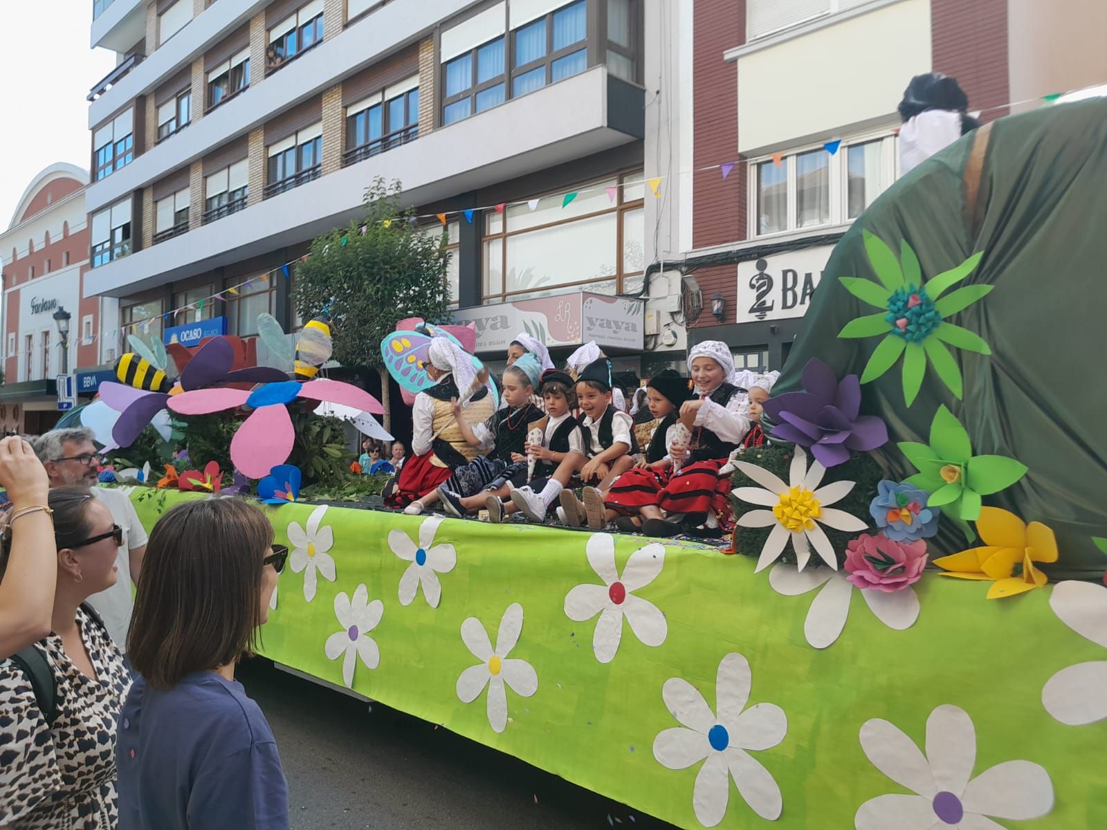 Navia luce su descenso más folclórico: este es el desfile de color del ...