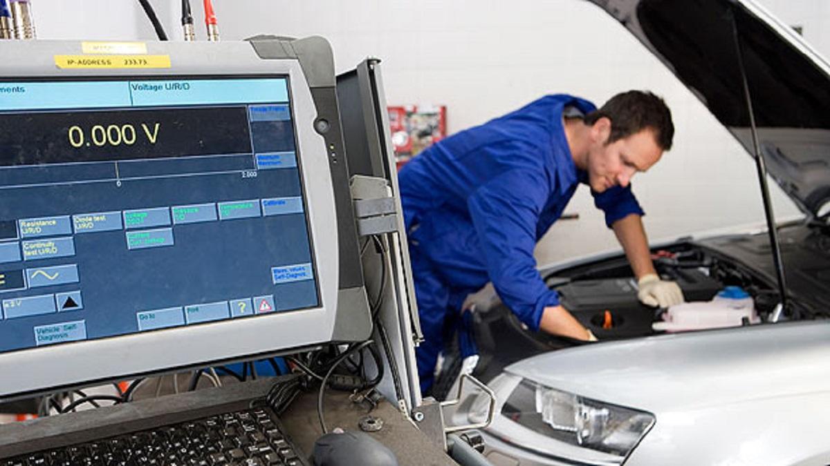 Wrexham College capacitará a alumnos para ser mecánicos de coches eléctricos