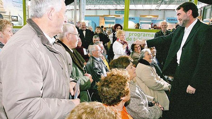 El vicepresidente, arriba, se da un baño de masas. Abajo, clases de samba para los mayores, en Galisenior.