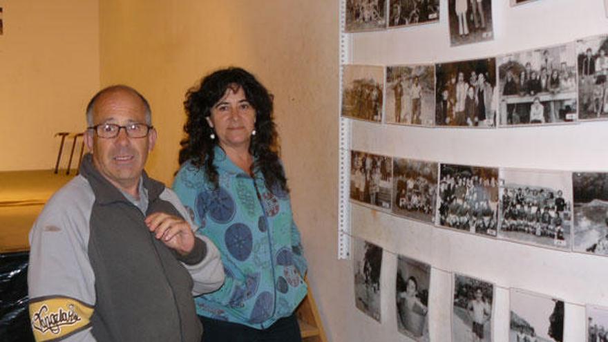 Gaspar Pérez y Angelines Menéndez posan junto a las fotografías de Poo.