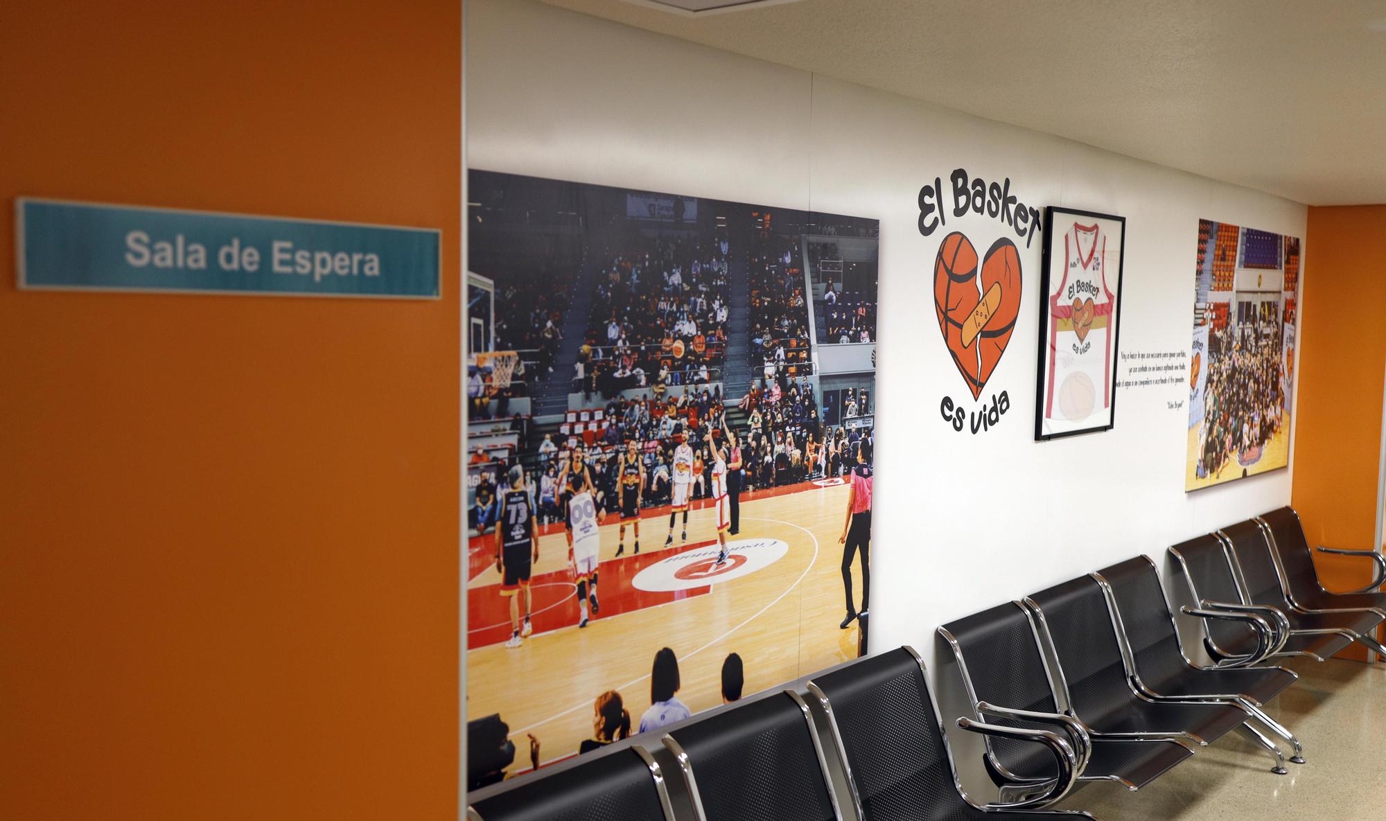 La nueva sala de espera del Hospital Materno Infantil tras la intervención de la asociación 'El Basket es vida'