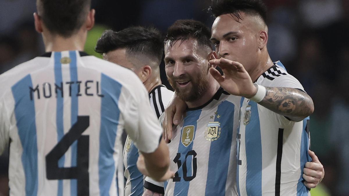 Messi celebra uno de sus tantos ante Curazao con sus compañeros de selección.