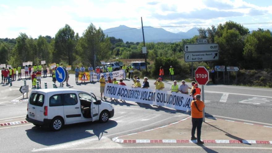 Un dels talls de trànsit a càrrec dels veïns d&#039;Ordis i Navata per reclamar millores (arxiu)