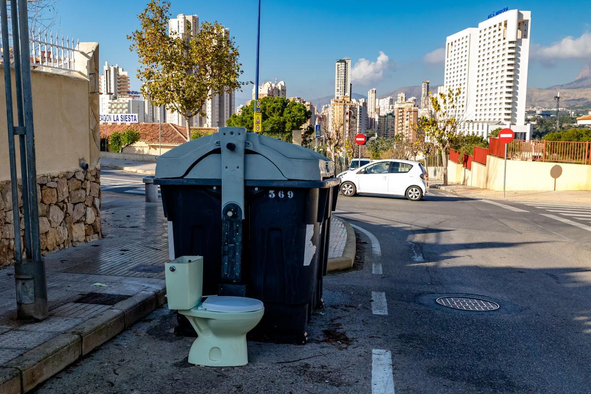 Una zona de contenedores con enseres tirados en Benidorm.