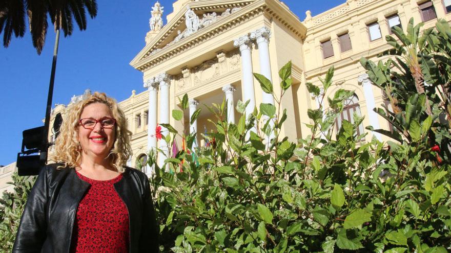 Remedios Ramos, nueva coordinadora municipal de IU, posa para la entrevista con el Ayuntamiento de fondo.