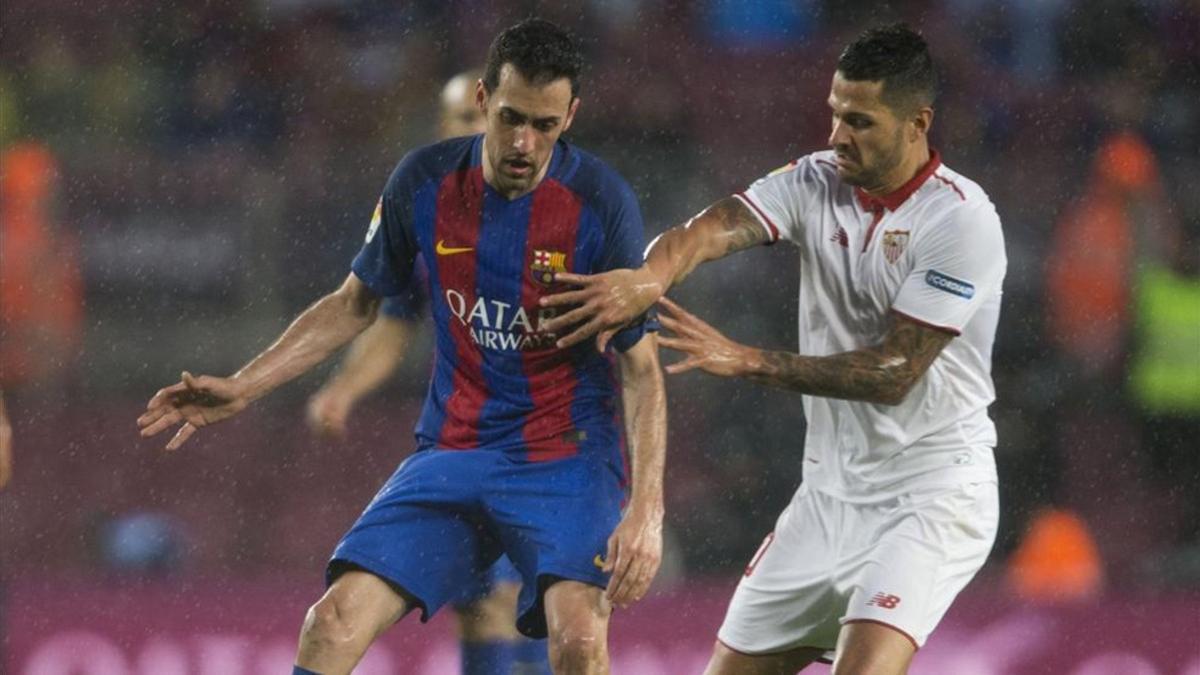 Vitolo presiona a Busquets en su última aparición en el Camp Nou