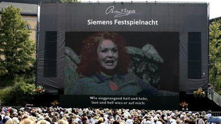 Cientos de personas observan en una pantalla gigante a la soprano Irene Theorin mientras interpreta a Isolda durante la representación de la ópera de Richard Wagner &quot;Tristán e Isolda&quot; en la localidad germana de Bayreuth. Se trata de la segunda vez que tiene lugar un evento de estas características. En total, más de veinte mil personas pudieron observar este espectáculo.