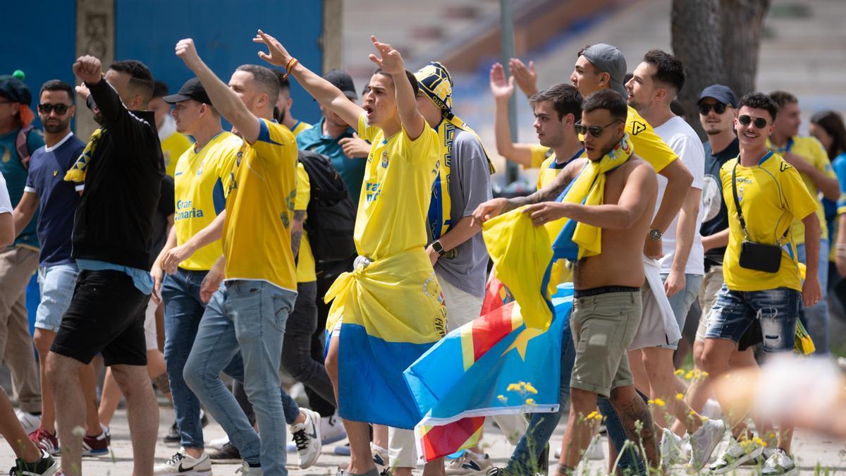 La afición de la UD Las Palmas antes del partido contra el Alcorcón.