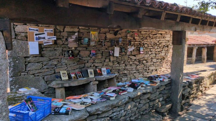 La «Biblioteca Aberta», en Os Pendellos de Agolada. |  Ángel Utrera