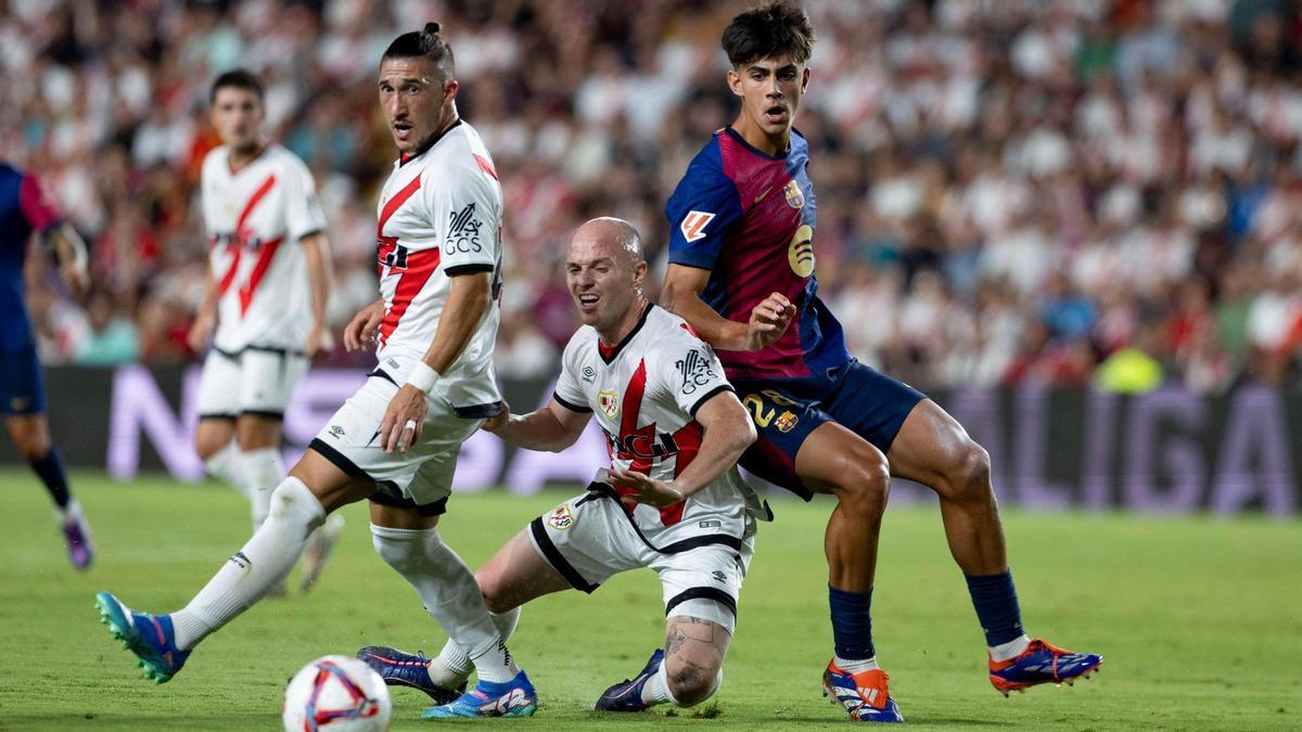Marc Bernal con Isi durante el partido