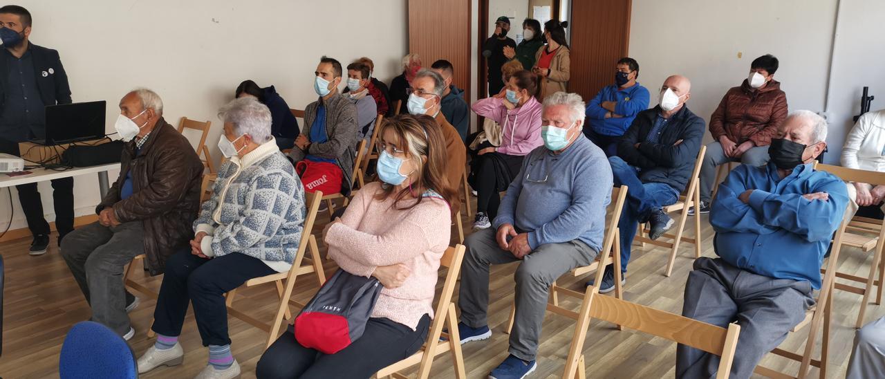 La reunión con los vecinos de Meiro para explicar el proyecto.