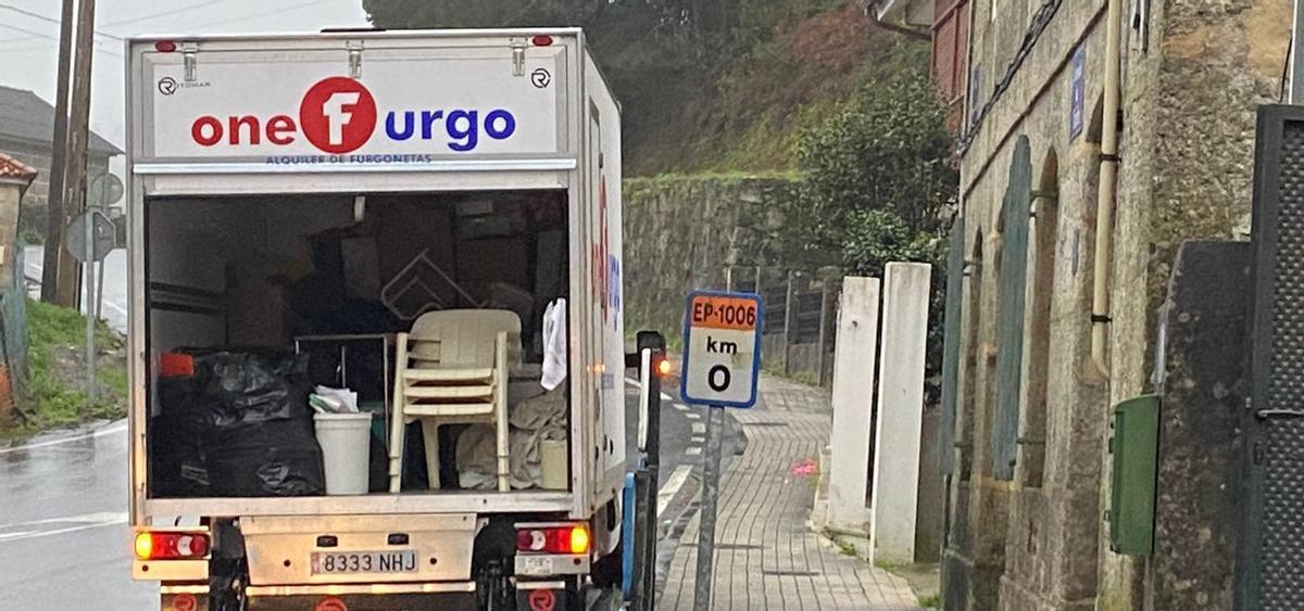 Un camión de mundanza vacía el Consultorio de O Hío.