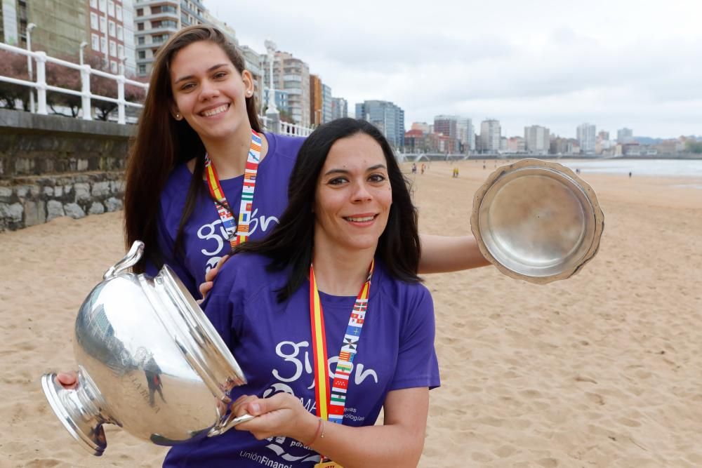 Jugadoras del Mavi balonmano celebran la Copa de la Reina en Gijón