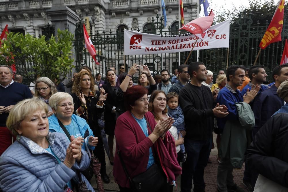 Los trabajadores de Vesuvius marchan a pie desde la fábrica de Riaño hasta la Junta