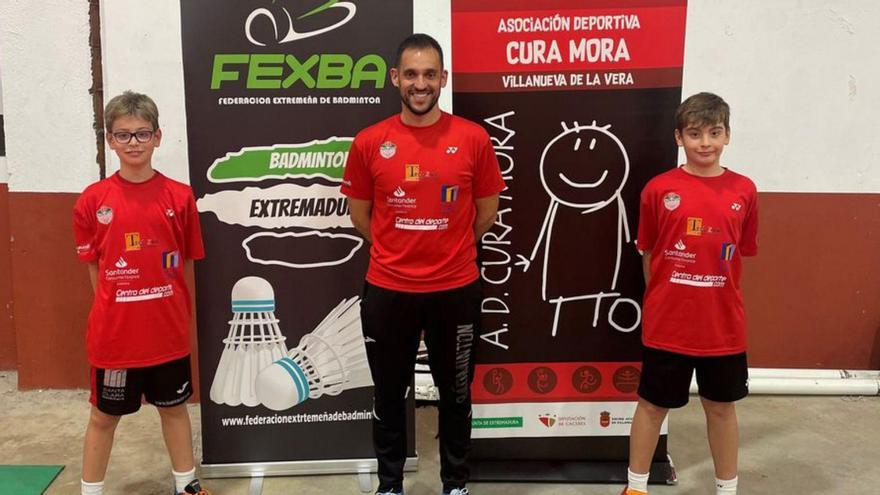 Los hermanos Pinto, con Aitor Llandres, del Bádminton Zamora. | Cedidas