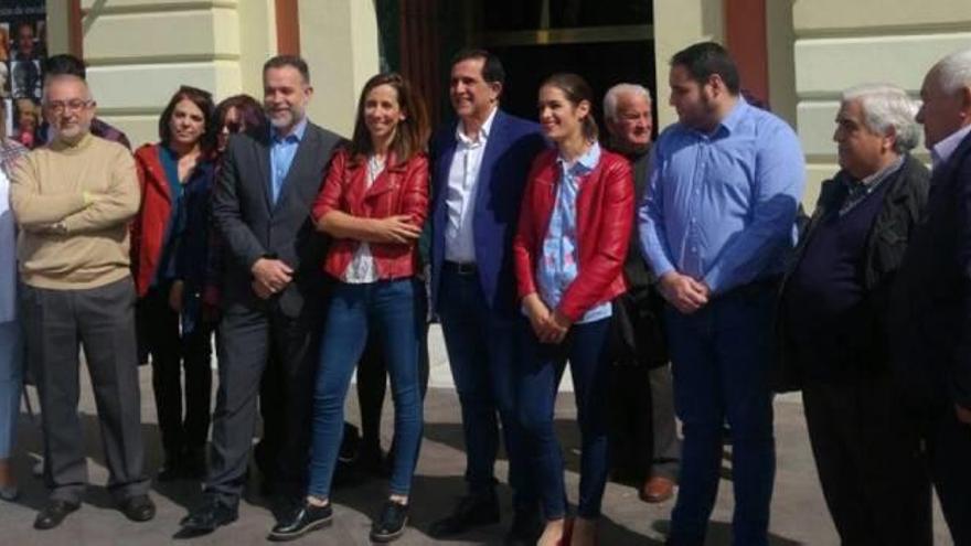 José Antonio Serrano (en el centro) acompañado de pedáneos y militantes durante la presentación de su candidatura.