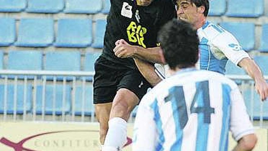 El caudalista Jorge remata de cabeza en el partido de Liga ante el Alavés