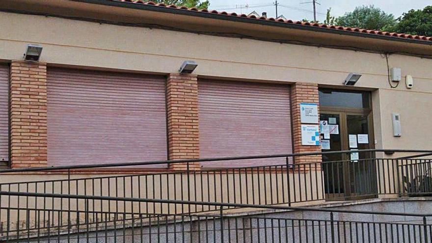 Una infermera atén els pacients al consultori d&#039;Oló dos dies a la setmana