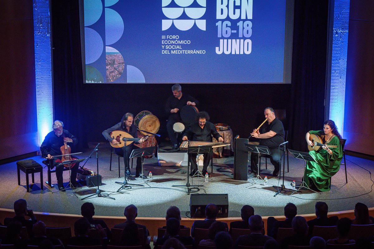 Los músicos de Hespèrion XXI durante la interpretación de Diàleg de les ànimes en el acto celebrado en Barcelona, a 16 de junio de 2026. En la imagen, Waed Bouhassoun, Moslem Rahal, Hakan Güngör, Yurdal Tokcan, David Mayoral y Jordi Savall, a 16 de junio de 2026. AUTOR:Manu Mitru | EPC Los músicos de Hespèrion XXI durante la interpretación de Diàleg de les ànimes en el acto celebrado en Barcelona, a 16 de junio de 2026. En la imagen, Waed Bouhassoun, Moslem Rahal, Hakan Güngör, Yurdal Tokcan, David Mayoral y Jordi Savall, a 16 de junio de 2026. AUTOR:Manu Mitru | EPC
