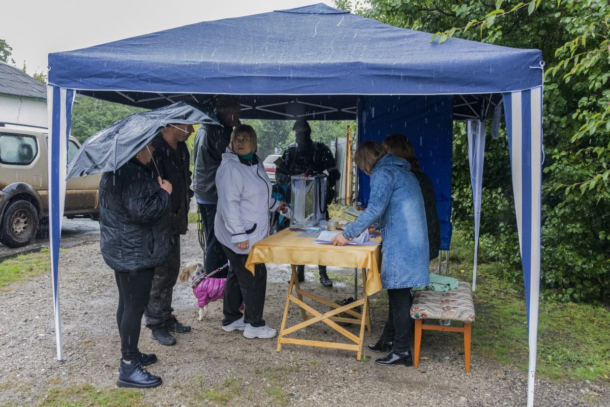 -FOTODELDÍA- LUHANSK, 23/09/2022.- Los habitantes asisten a un referéndum en un colegio electoral en Luhansk, Ucrania, este viernes. Del 23 al 27 de septiembre, los residentes de las regiones de la República Popular de Donetsk, la República Popular de Luhansk, Kherson y Zaporizhzhia votarán en un referéndum sobre la adhesión a la Federación Rusa. El presidente ruso, Vladimir Putin, dijo que la Federación Rusa garantizará la seguridad en los referendos de las regiones de la RPD, la RPL, Zaporizhzhia y Kherson y apoyará sus resultados. EFE/ Stringer