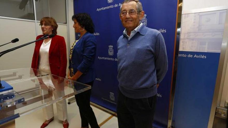 Pilar Varela, Fina Álvarez y Miguel Delibes de Castro, ayer, en el Ayuntamiento de Avilés.