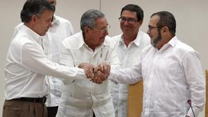 Raúl Castro sosté les mans estretes del president de Colòmbia, Juan Manuel Santos, i del líder de les FARC, Rodrigo Londoño, àlies ’Timochenko’, aquest dimecres a l’Havana.